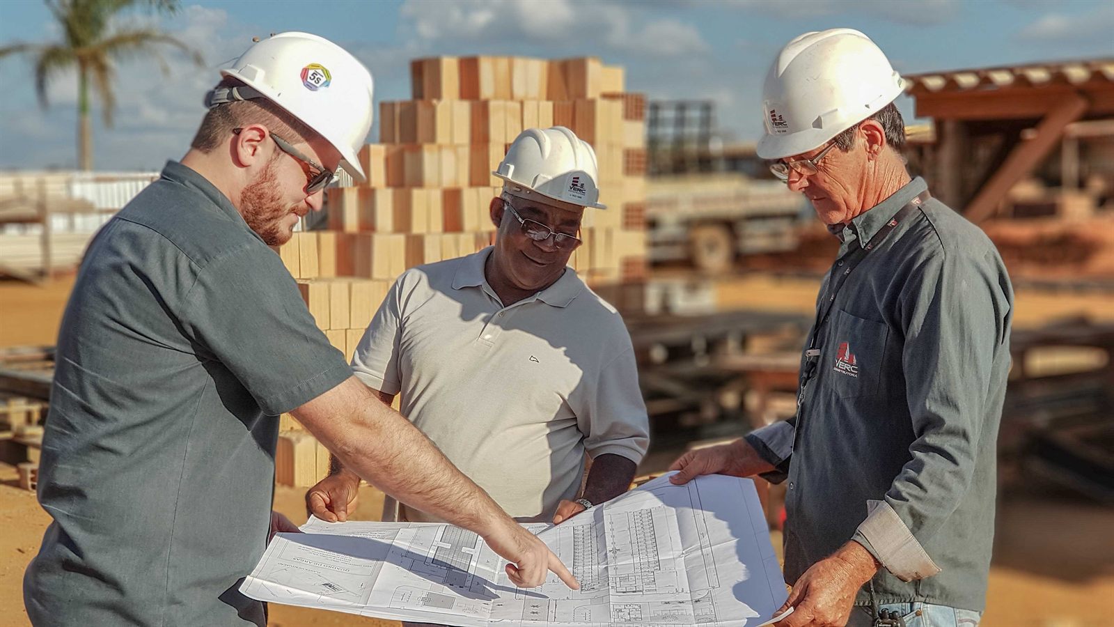 Engenheiros da Verc Construtora analisando o projeto no canteiro de obras