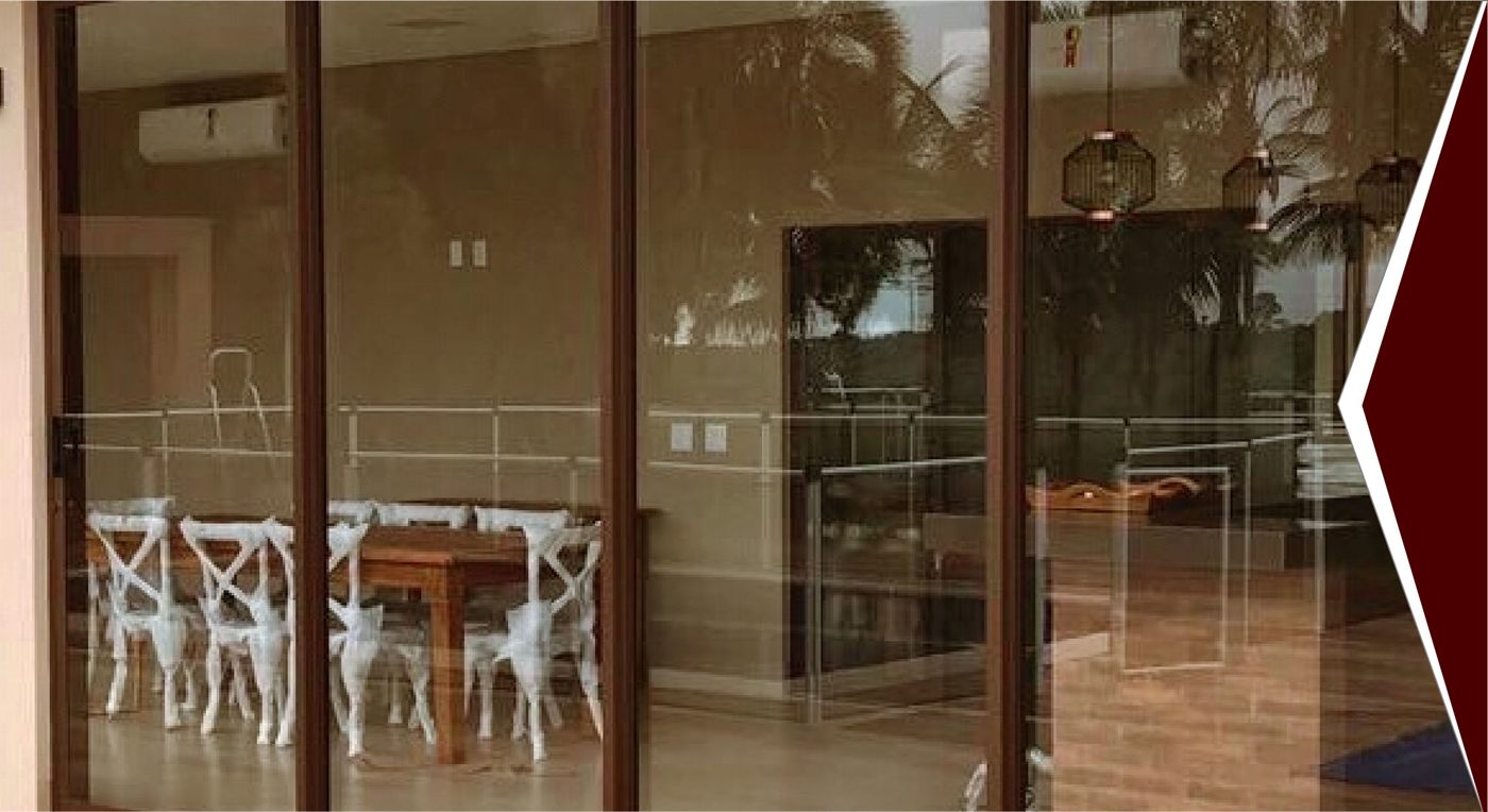 Portas de correr em alumínio com vidro instaladas pela Verc Esquadrias