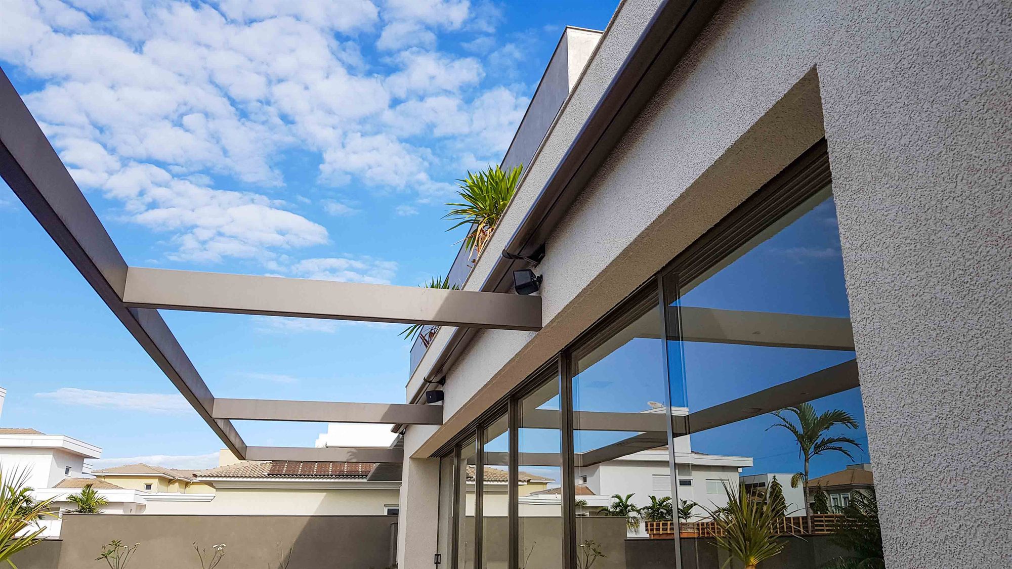Fachada residencial com esquadrias de alumínio e fechamento em vidro da Verc Esquadrias